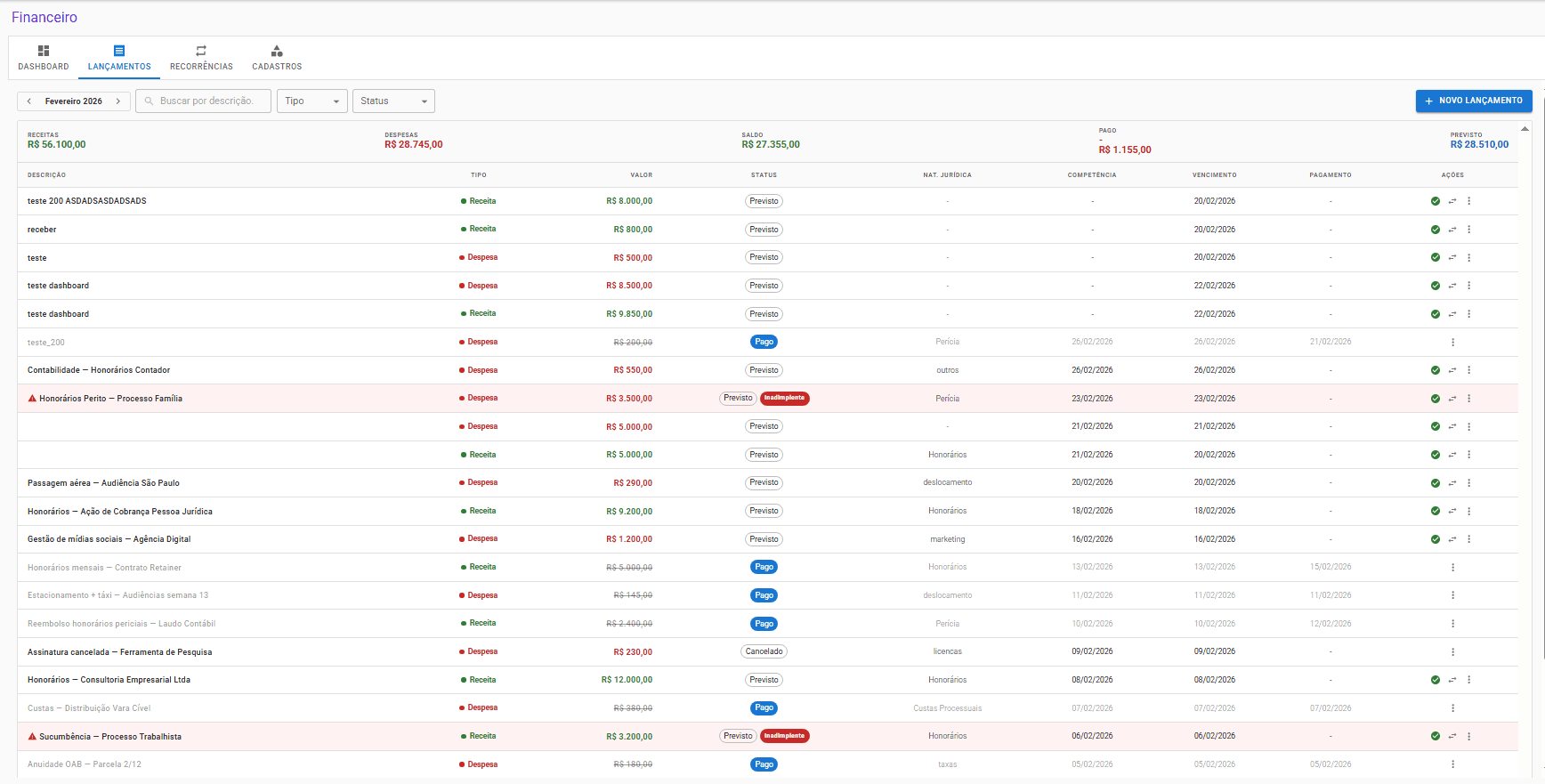 Lista de lançamentos financeiros com badges de status e filtros